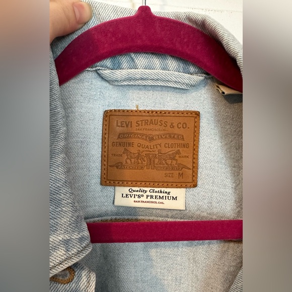Levi’s Jean Jacket Lightwashed - Picture 2 of 3